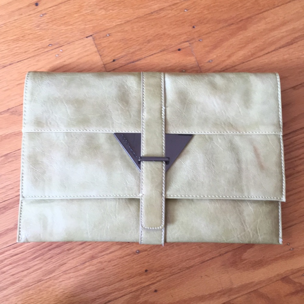 BCBGeneration pale yellow/greenish clutch